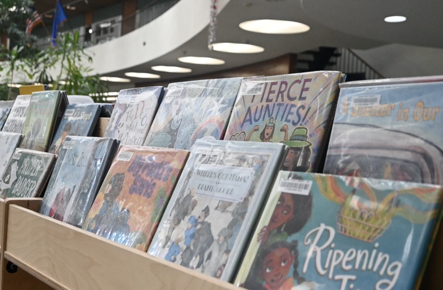 libros de la biblioteca en las estanterías