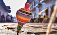 trompo rodeando en una calle