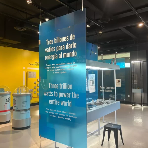 afiche azul con letras blancas dentro de un salón