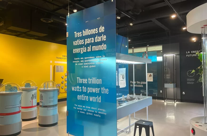 afiche azul con letras blancas dentro de un salón