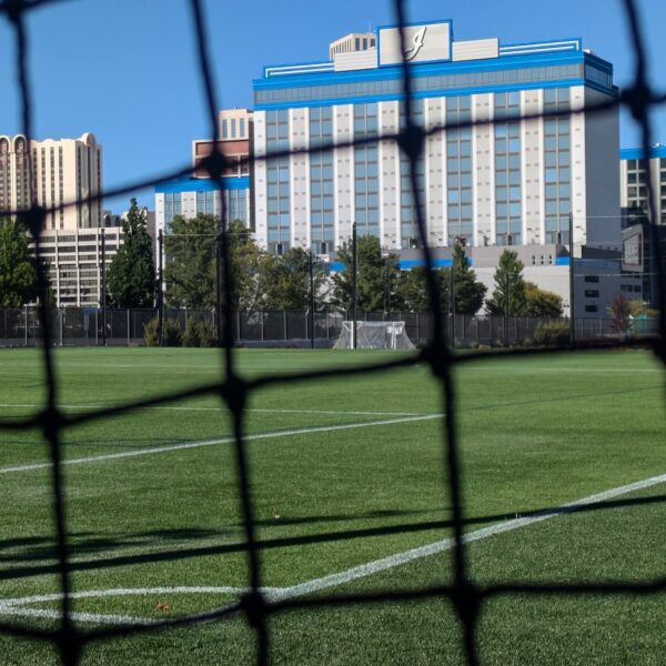 campo deportivo con hotel detrás