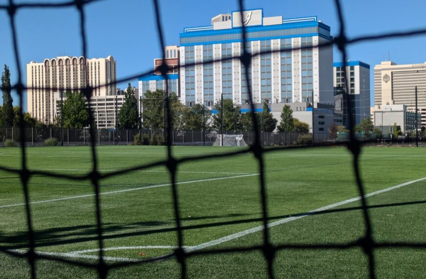 campo deportivo con hotel detrás