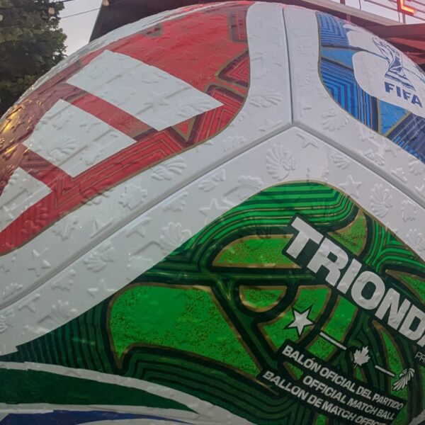 un colorido balón de futbol