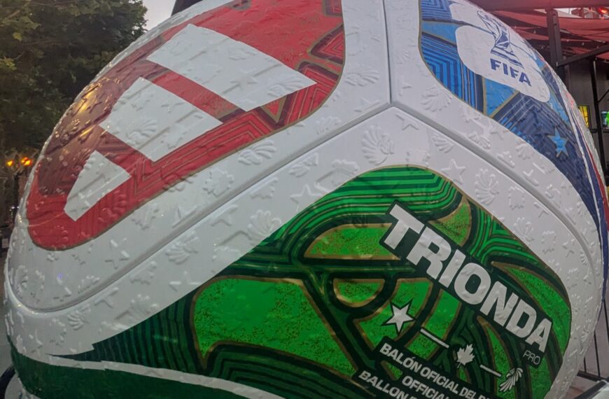 un colorido balón de futbol