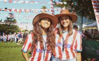 dos chicas portando playeras de Paraguay le sonríen a la cámara