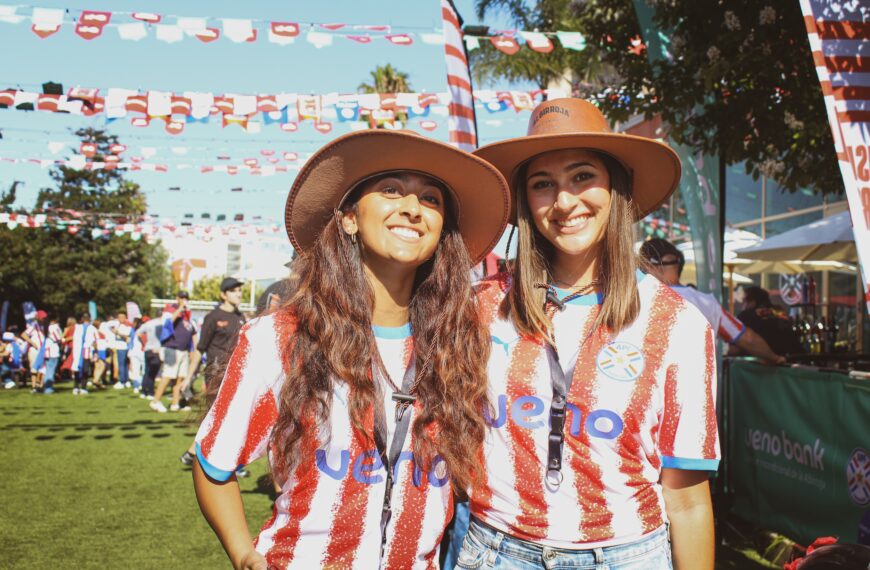 dos chicas portando playeras de Paraguay le sonríen a la cámara