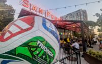 n balón de fútbol gigante frente a un mercado de moda