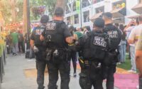 Cuatro agentes de la policía de San José vigilan a una multitud