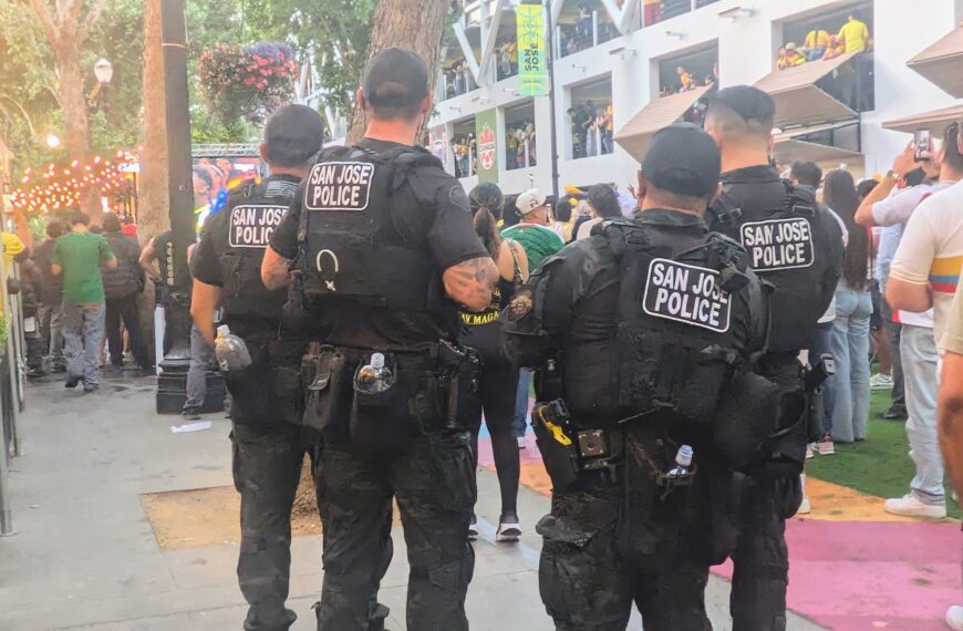 Cuatro agentes de la policía de San José vigilan a una multitud