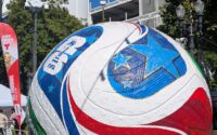 los colores blanco, azul y rojo en un balón de fútbol