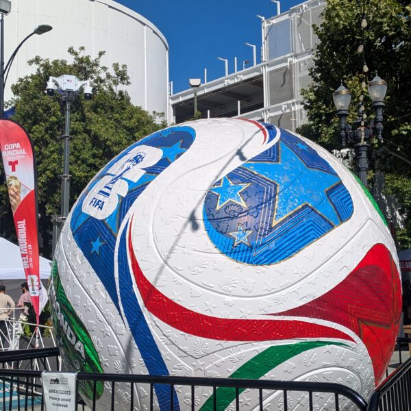 los colores blanco, azul y rojo en un balón de fútbol