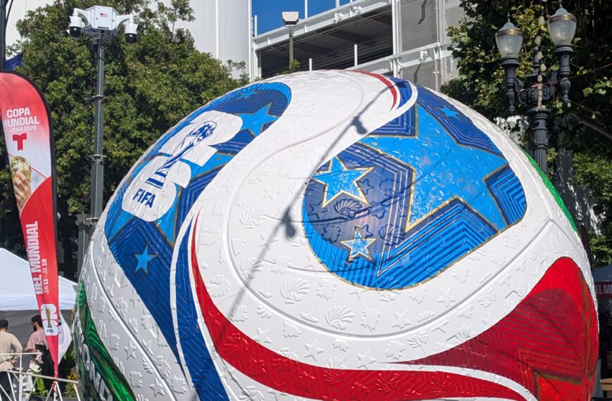 los colores blanco, azul y rojo en un balón de fútbol