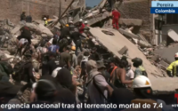 personas buscando entre escombros