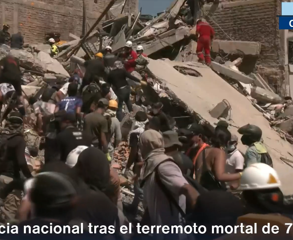 personas buscando entre escombros