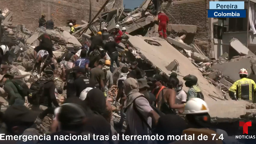 personas buscando entre escombros