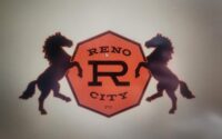 logotipo octagonal con nombre Reno City por dentro y dos mustangs