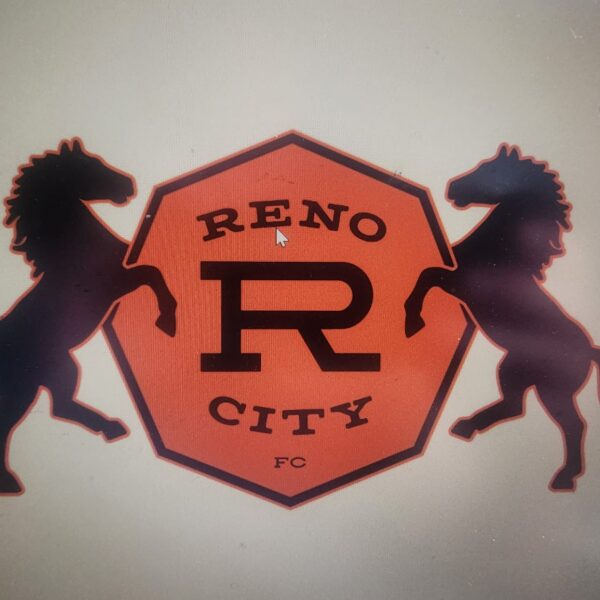 logotipo octagonal con nombre Reno City por dentro y dos mustangs