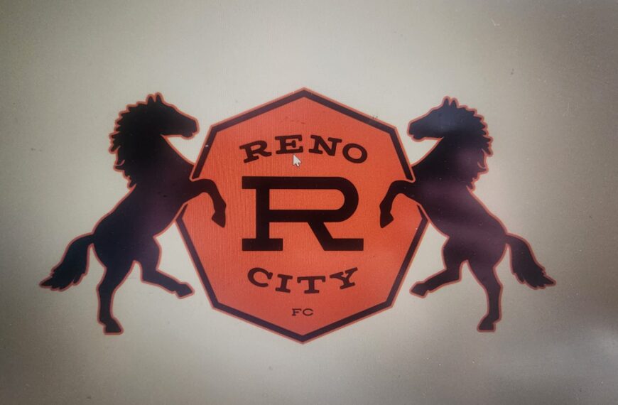 logotipo octagonal con nombre Reno City por dentro y dos mustangs
